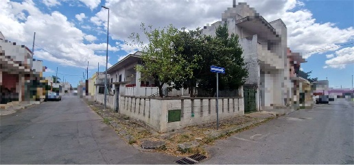 Foto Box in Via Giulio Cesare 133, San Donaci di 300 m² con 3 locali