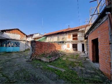 Foto Villa bifamiliare in via san martino, Montanaro di 300 m² con 9 locali