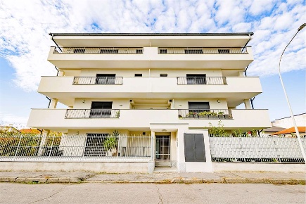 Foto Appartamento in Vicolo Nicolò Tommaseo 2, Lainate Centro di 125 m²