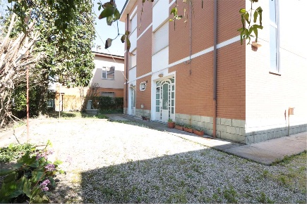 Foto Villa bifamiliare in Via Lippi, Carpi di 380 m² con 6 locali