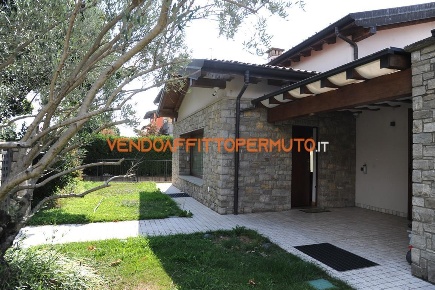 Foto Villa bifamiliare a Pagazzano di 200 m² con 10 locali in vendita