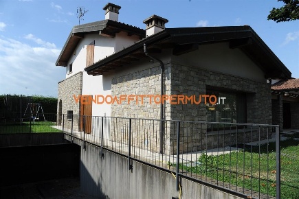 Foto Villa bifamiliare in Via Morengo, Pagazzano di 200 m² con 10 locali
