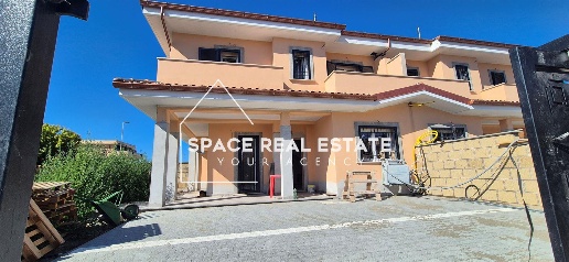 Foto Villa unifamiliare in via misilmeri, Pomezia di 100 m² con 4 locali