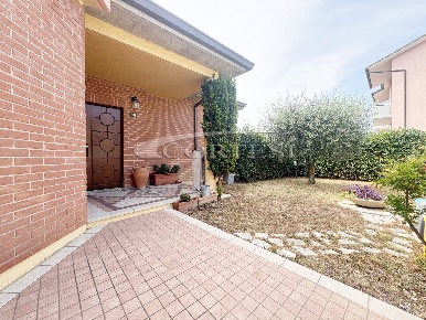 Foto Villa unifamiliare a Trecastelli di 300 m² con 10 locali in vendita