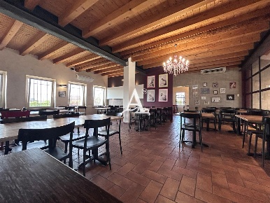 Foto Bar a Nogara Centro di 334 m² con 4 locali in affitto