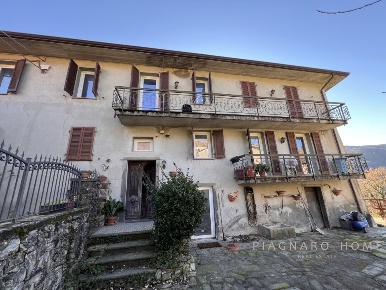 Foto Case semi ndipendenti a Tresana di 527 m² con 13 locali in vendita