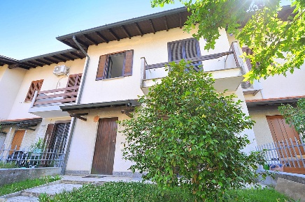 Foto Villa a schiera a Inveruno Centro di 180 m² con 4 locali in vendita