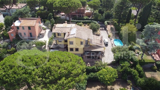 Foto Villa unifamiliare in Via MONTE CRESCENZO 18, Marino di 380 m²
