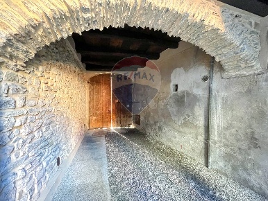 Foto Appartamento a Viggiù Centro di 120 m² con 4 locali in vendita