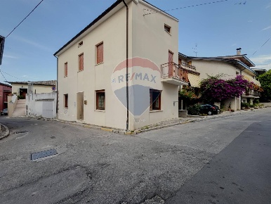 Foto Case semi ndipendenti in Via Orientale, Treglio Centro di 171 m²