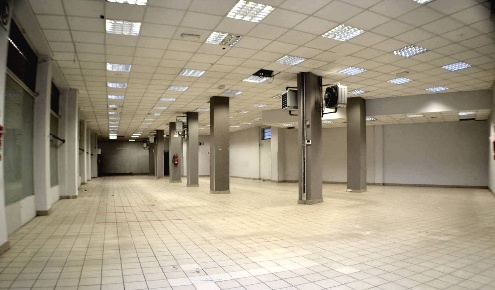Foto Locale commerciale in Via Juvarra, Nichelino di 374 m² con 2 locali