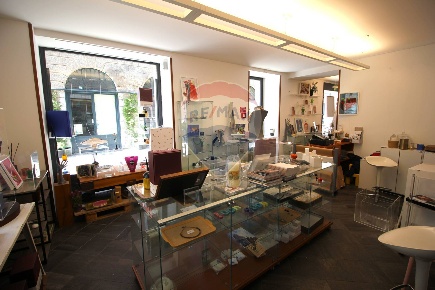 Foto Attività commerciale a Como Centro Storico di 130 m² con 3 locali