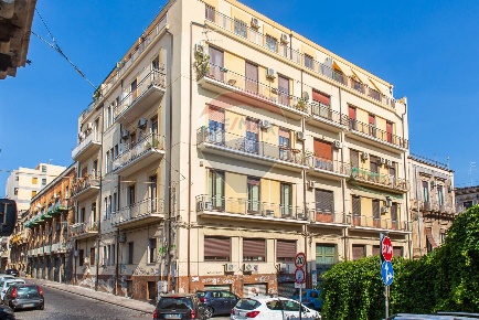 Foto Appartamento in Via Caronda, Catania Borgo di 181 m² con 8 locali