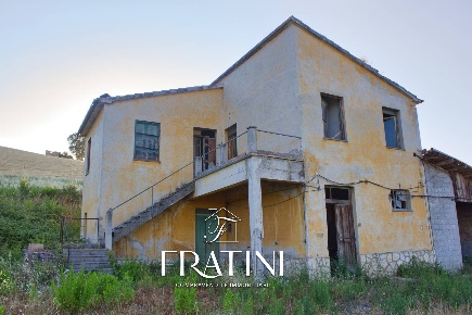 Foto Rustico in Via Villa Penna, Bellante di 250 m² con 6 locali in vendita