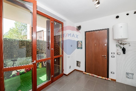 Foto Negozio in Via Papa Giovanni Paolo II, San Giuliano Milanese di 100 m²