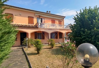 Foto Villa singola a Ficarolo di 239 m² con 5 locali in vendita