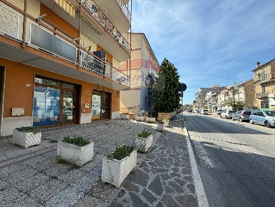 Foto Locale commerciale in Corso Giuseppe Mazzini, Vasto di 94 m²