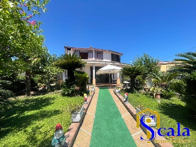 Foto Villa unifamiliare in VIA RAFAFELE PANCARO, Bellona Centro di 300 m²