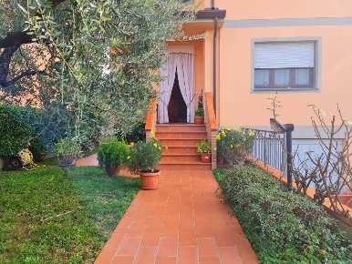 Foto Villa a schiera in via delle ville, Capannori di 140 m² con 8 locali
