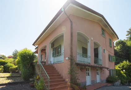 Foto Casa indipendente a Ameglia Centro di 320 m² con 10 locali in vendita