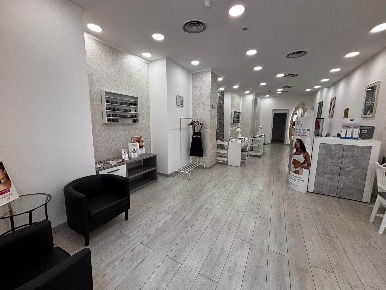 Foto Negozio a Ventimiglia Centro Città di 100 m² con 5 locali in vendita
