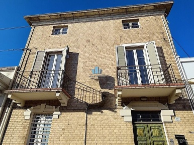 Foto Casa indipendente a Fermo Centro di 130 m² con 11 locali in vendita