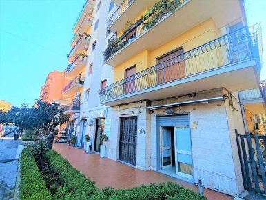 Foto Negozio in Via Eleonora D'Angiò 35, Catania Gioeni di 27 m² in vendita