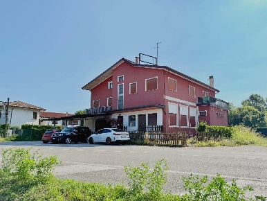 Foto Hotel in via de Gasperi 57, Salzano Centro di 1200 m² con 40 locali