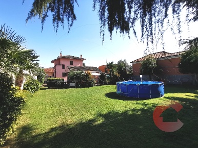 Foto Villa unifamiliare in via Generale Cler, Magenta di 240 m² in vendita