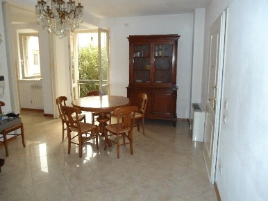 Foto Appartamento a Viareggio Lungomare di 90 m² con 5 locali in vendita
