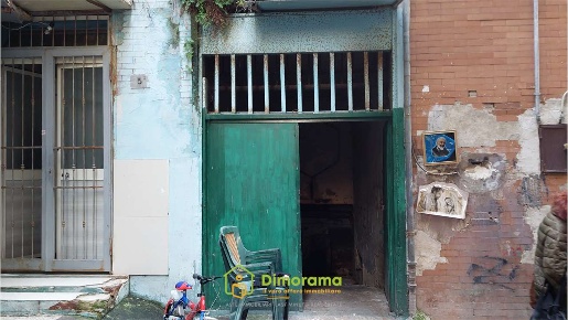 Foto Magazzino in Vico san matteo al lavinaio n.5, Napoli Mercato di 217 m²