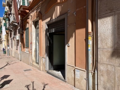 Foto Negozio in Via dante 11, Taranto Borgo di 40 m² con 2 locali