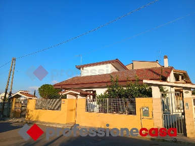 Foto Villa unifamiliare in Via Guarino Guarini 9/D, Taranto di 150 m²