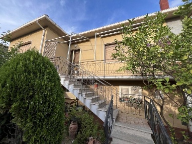 Foto Villa unifamiliare a Cecina Cecina Centro di 306 m² con 8 locali