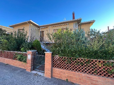 Foto Villa unifamiliare a Cecina Cecina Centro di 306 m² con 8 locali