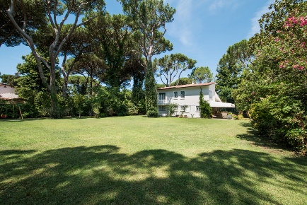 Foto Villa unifamiliare a Pietrasanta di 240 m² con 12 locali in vendita