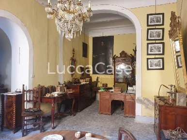 Foto Locale commerciale a Lucca Piazza Anfiteatro - Torre Guinigi di 58 m²
