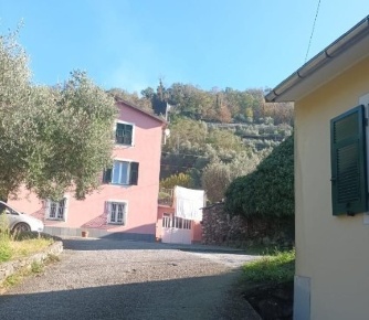 Foto Appartamento in Via Piane 65, Neirone Centro di 144 m² con 7 locali