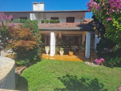 Foto Villa bifamiliare in Via Europa 45, Barbarano Mossano di 320 m²