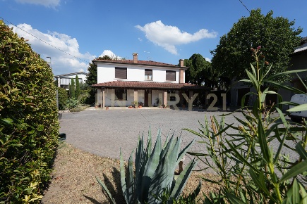 Foto Villa unifamiliare in Via Ramo Campagnol 3, Cerea Asparetto di 380 m²