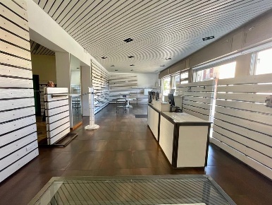 Foto Negozio in Via Cavour, Castronno Centro di 400 m² con 4 locali