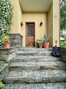 Foto Appartamento in Via Damiano Chiesa, Gavirate Centro di 90 m²