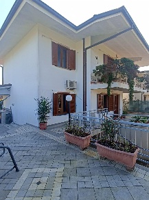 Foto Villa unifamiliare in Via Grazia Deledda, Massa e Cozzile di 270 m²