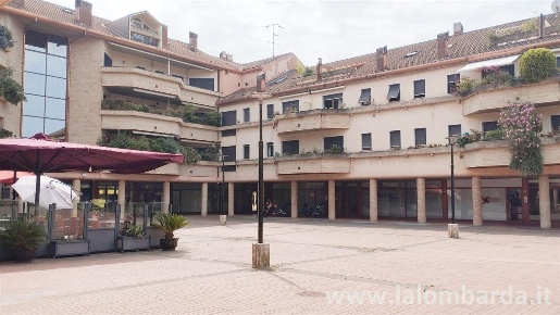 Foto Negozio in Vicolo Cprtelunga, Nova Milanese di 86 m² con 3 locali