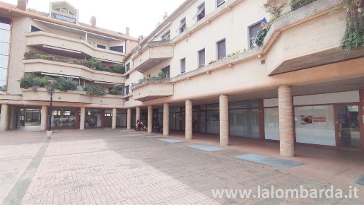 Foto Negozio in Vicolo Cortelunga, Nova Milanese di 86 m² con 3 locali