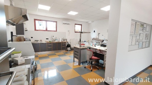 Foto Negozio in Vicolo Cortelunga, Nova Milanese di 86 m² con 3 locali