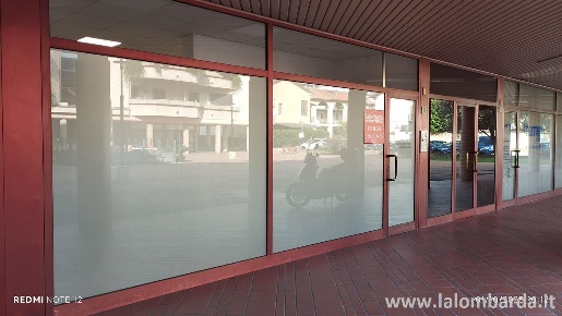 Foto Negozio in Vicolo Cprtelunga, Nova Milanese di 86 m² con 3 locali