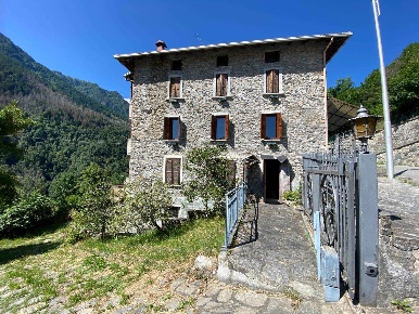Foto Casa indipendente in via nazionale, Paisco Loveno di 360 m² in vendita