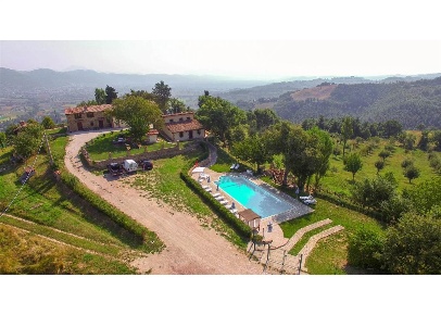 Foto Rustico a Gubbio di 645 m² con 20 locali in vendita