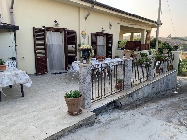 Foto Villa unifamiliare in contrada montagna 24, Scordia di 304 m²
